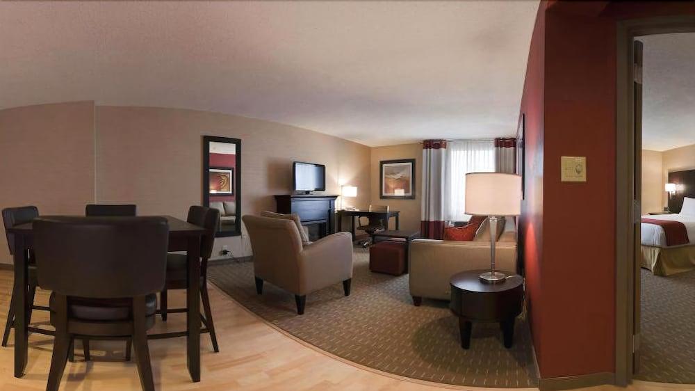 Holiday Inn Express Hotel & Suites Chatham South By Ihg Buitenkant foto